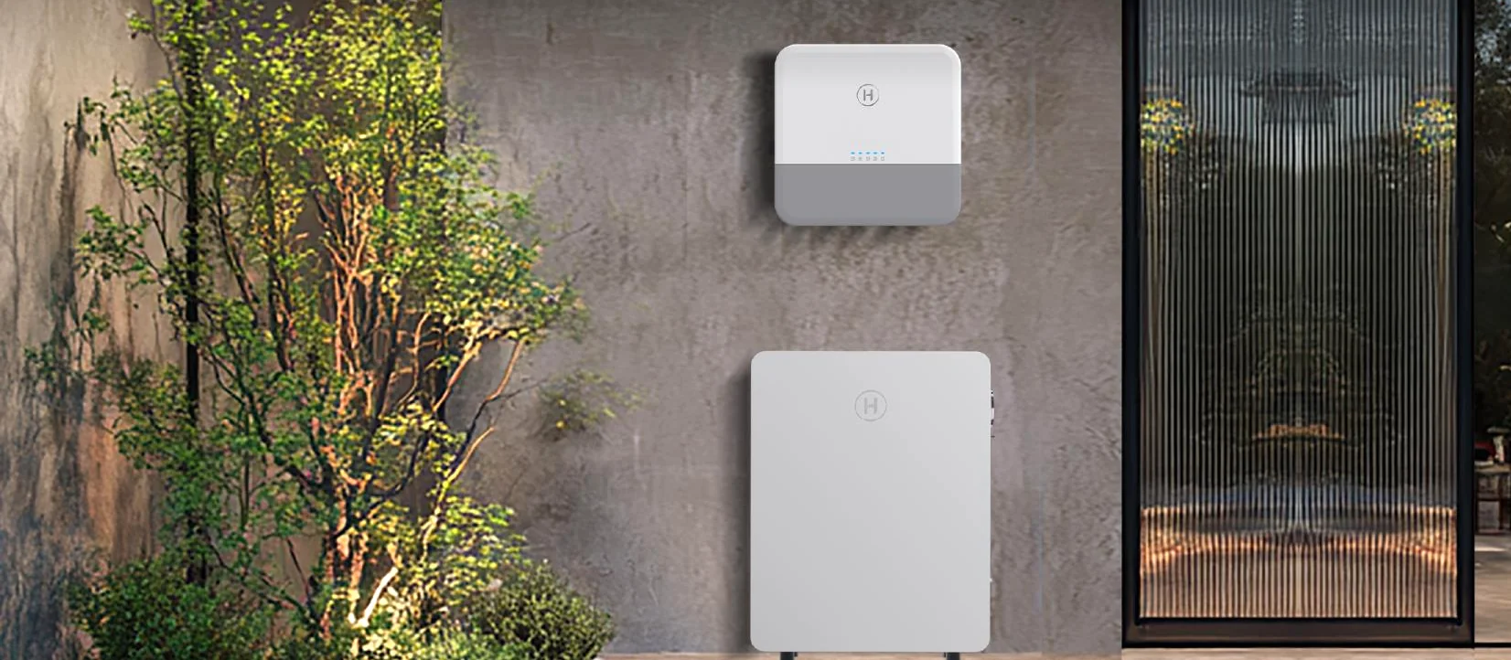 Hoymiles HIT Hybrid-Wechselrichter und Batteriespeicher an einer Hauswand
