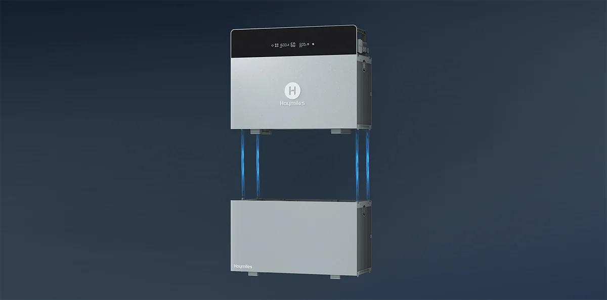 Hoymiles HiBattery 4020 X above an expansion pack, the plug connection between the two modules glows blue