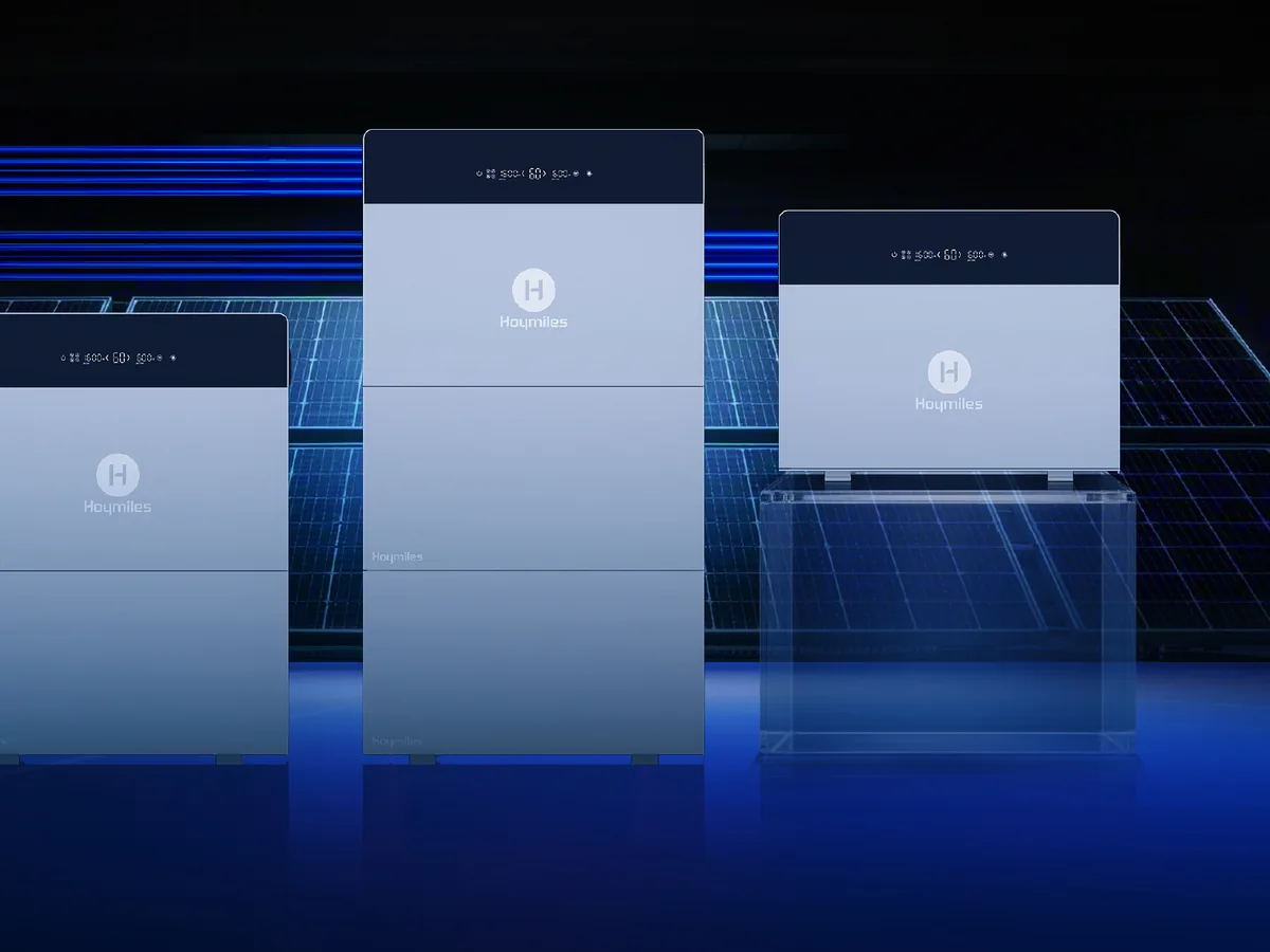 Three Hoymiles HiBattery 4020 X units in different expansion stages in front of PV modules in blue light