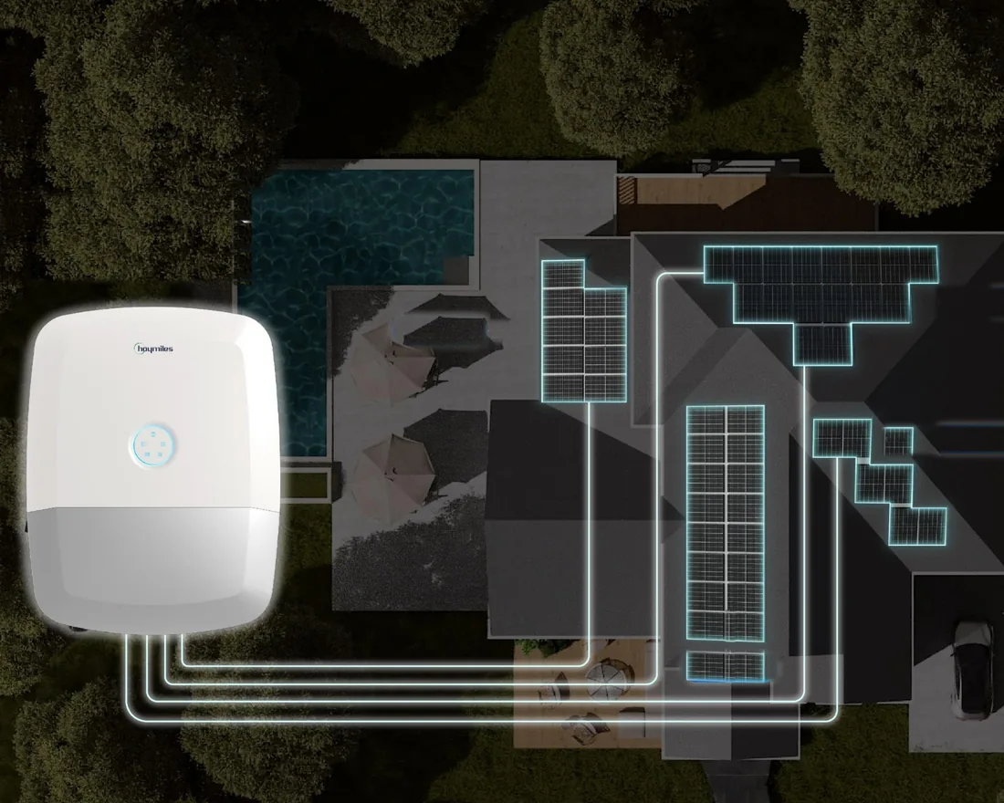 Hoymiles HIT-Wechselrichter mit LED-Ring, von oben gesehenes Wohnhaus mit vier unterschiedlich ausgerichteten PV-Dachflächen, die getrennt an den Wechselrichter angeschlossen sind