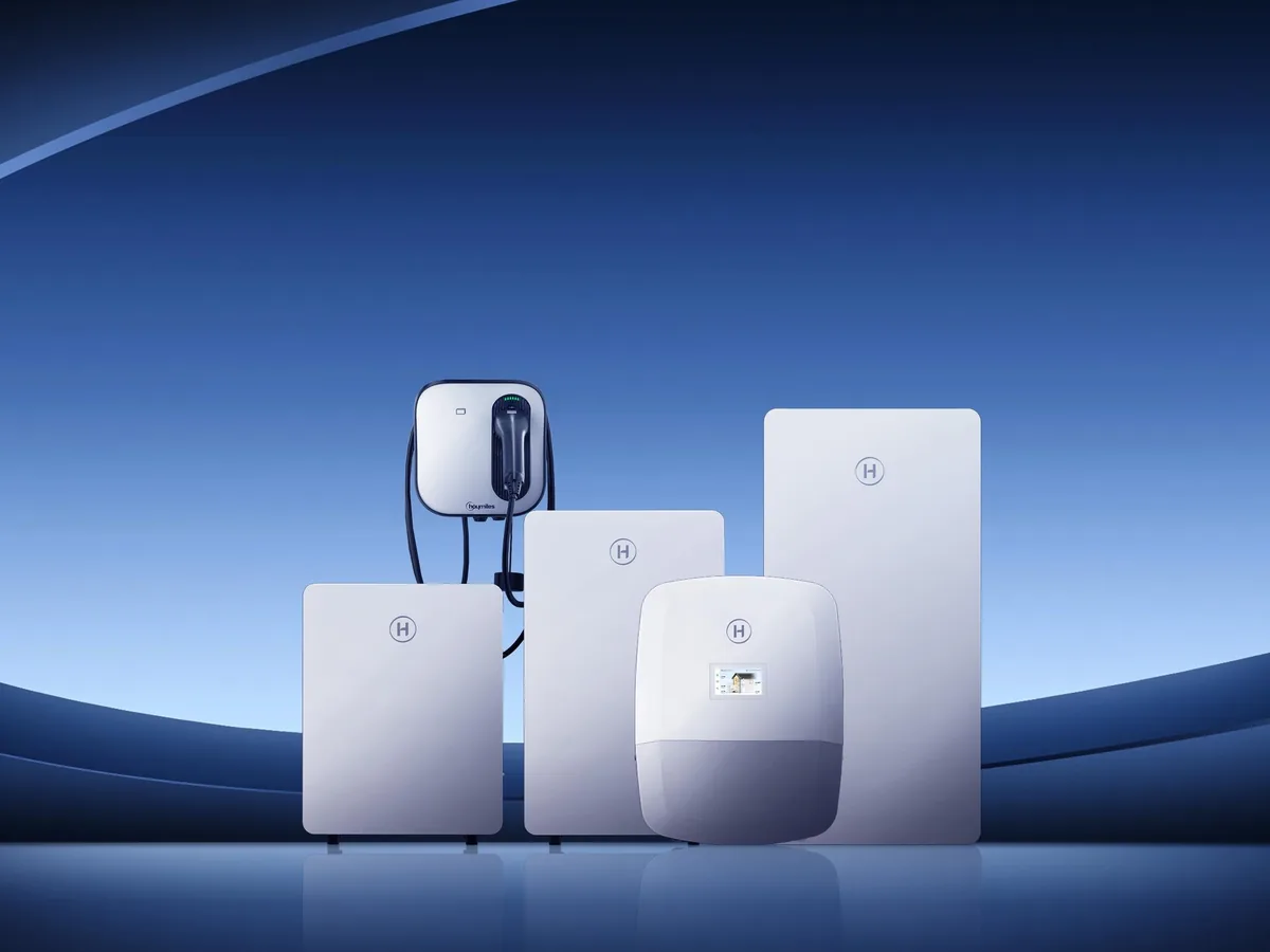 Hoymiles HIT-G3S mit Farbdisplay, Niederspannungsspeicher LB-G3 und Hoymiles-Wallbox als Produktfamilie