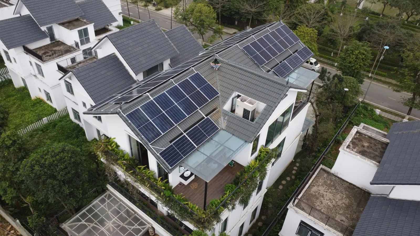 Luftbild einer Villa in Hanoi mit PV-Anlage auf mehreren Dachflächen, Referenzprojekt mit Hoymiles HIT-20L-G3