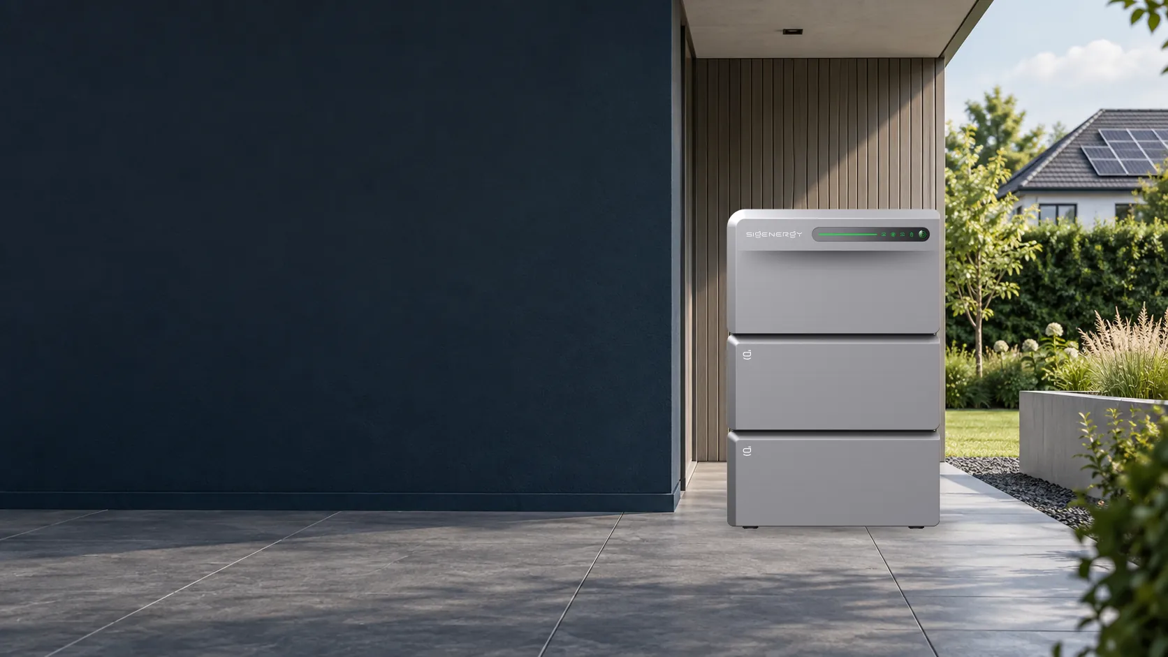 Sigenergy SigenMate 2700 Ultra freistehend auf einer Terrasse vor einem Einfamilienhaus mit Photovoltaikdach