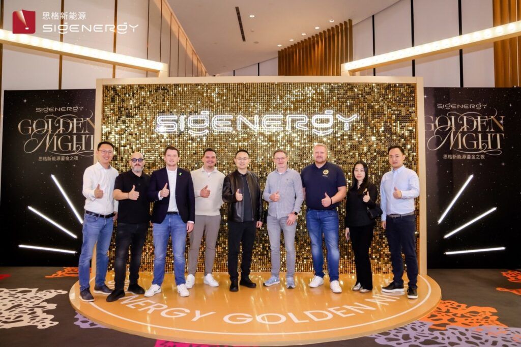 Gruppenfoto bei der Golden Night zur Eröffnung des Sigenergy-Werks in Nantong