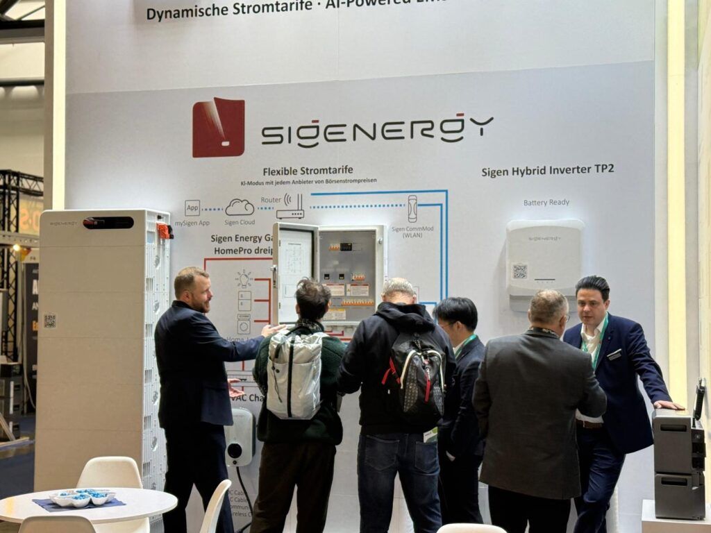 Gespräch mit Fachbesuchern am Sigenergy-Bereich des PVSelected-Stands in Wien