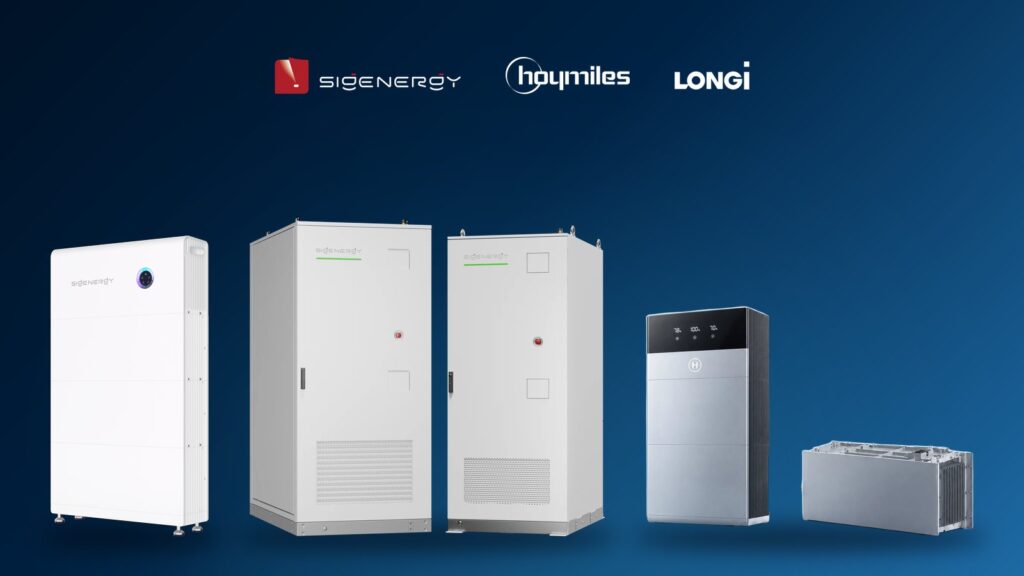 Sigenergy SigenStor Neo und SigenCube sowie Hoymiles HiOne, darüber die Logos von Sigenergy, Hoymiles und LONGi