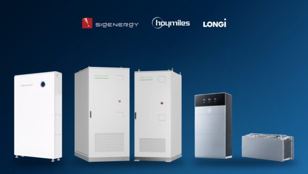 Sigenergy SigenStor Neo und SigenCube sowie Hoymiles HiOne, darüber die Logos von Sigenergy, Hoymiles und LONGi